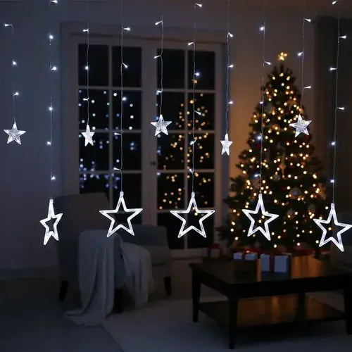 Estrellas LED blancas en sala navideña