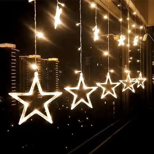 Estrellas LED cálidas junto a ventana