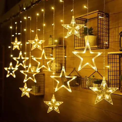 Estrellas LED cálidas decorando una pared