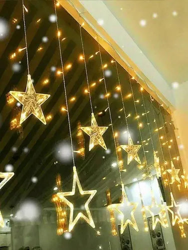 Cortina de estrellas cálidas encendida
